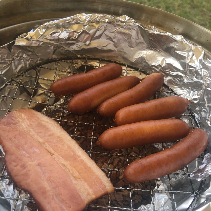 キャンプ飯♪裏技！？綺麗な燻し色に仕上がる燻製